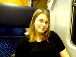 19-jährige deutsche Süße masturbiert im Zug