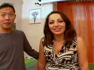 Molliges Mädchen und chinesischer Schwanz