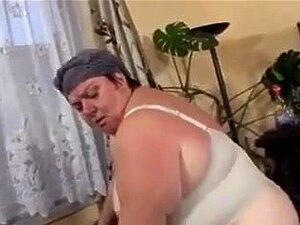 Grande bella donna cameriera trivellata