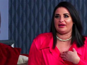 Dicke britische Voyeurin zieht sich aus und zeigt ihre Titten und