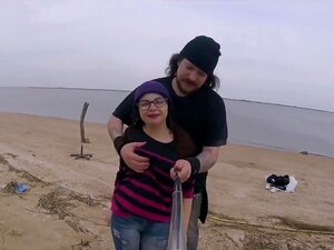 kleins Mädchen am Strand geleckt und ausgezogen,