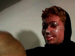 Blond laska robi głęboki gardło