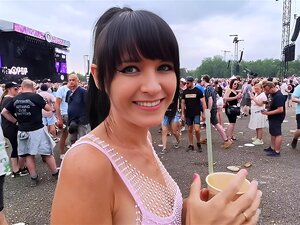 Festivalmädchen im Wohnmobil Hart gefickt!!! Doppeltes SPERMA auf