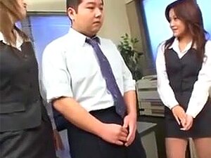 Deux beautés japonaises font plaisir à un mec chanceux