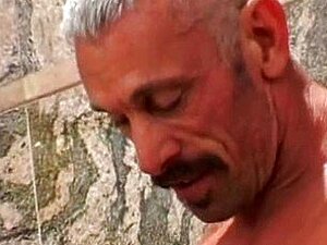 Un ragazzo sexy prende un vecchio cazzo sotto la doccia