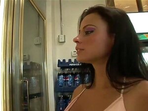 Напрлитана порно звезда у лудом