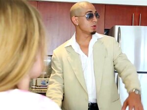 Riley Reynolds in Gotta Work For What You Want, Riley kreeg een enorme