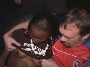 Sportliche schwarze Tussi wird im Pornotheater durchgefickt!