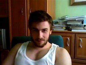 Tjeckisk muskelpojke visar sin stora bubbelröv, doggy tajt hål,