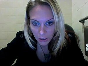 Dreckige Schlampe masturbiert im Männerzimmer,