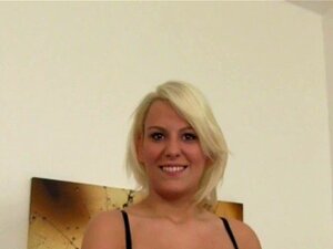 Buste blonde kreeg een facial tijdens casting. Verlegen busty blonde