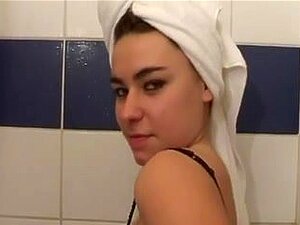 Dunkelhaariger französischer Honig wird nach einer Dusche