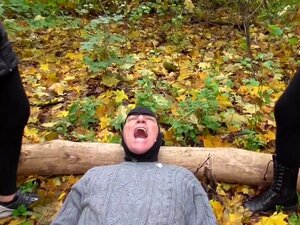 Alter Schwanz bekommt Spucken-Demütigung von zwei kaltblütigen