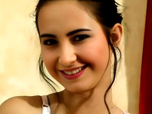 Patricia bereitet ihren Anus auf harten Analsex vor