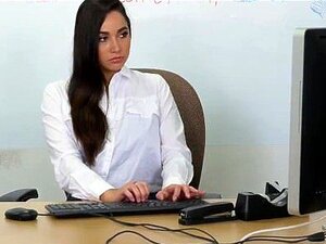 Kleine Titten-Mama Karlee Grey lutscht und fickt einen großen Schwanz