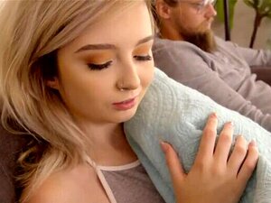 Heiße, hellhaarige Babe Lexi Lore in einem Handjob-Porno-Video