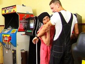 La donna delle pulizie ama pulire il suo cazzo
