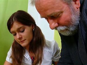 Una ragazza universitaria coccolosa è stata stuzzicata e scopata da