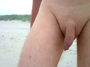 Een wandeling over een koud openbaar strand