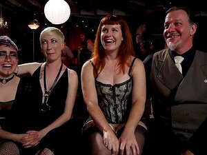 Süße Analschlampe wurde beim BDSM-Swinger Soiree als Service