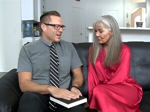 Geile MILF gibt Mormonen-Missionarin Leilani Lei Ihre Reife Muschi