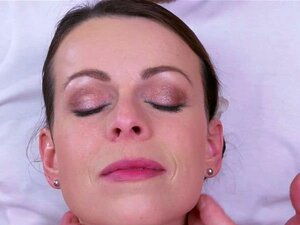 Heiße brünette Milf wird vom Masseur durchgefickt. Nackte brünette