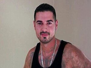 Heißer Latino-Gangster wichst sich einen