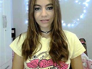 Amanda, eine wunderschöne brünette Süße, spielt mit ihrer Muschi