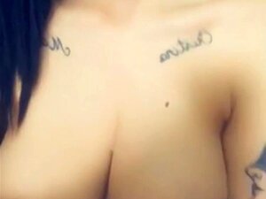 Regarde cette magnifique beauté américaine exhiber ses énormes