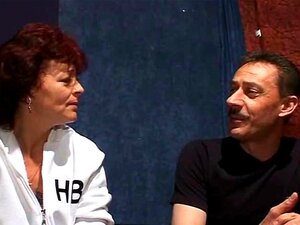 Reife Hausfrau zieht sich aus, um zu ficken