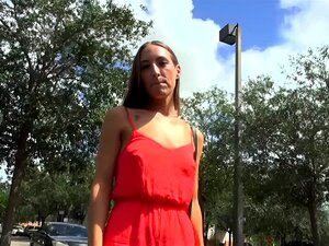 Vivi l'adrenalina di una seduzione esperta mentre questo ragazzo