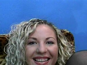 Isotissinen amatööri söpöläinen leikkii ja imee