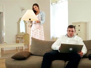 Deze geile brunette met haar grote borsten en haar hardwerkende man