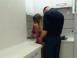 Paar hat Sex in der Küche. Paar hat Sex in der Sexküche des Paares