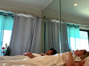 Stiefmutter und Stiefsohn müssen sich eine couch teilen