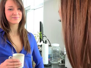 Zierliche Lesbe leckt ihren sexy Freundinnen-Arsch