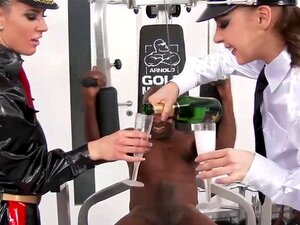Latex-Domme zieht an einem schwarzen Schwanz