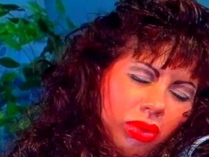 Wunderschöne Mega-Titten-reife Schlampe benutzt ihre Lieblingstoys