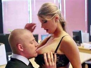 Nutte mit großen Titten im Büro wird hart durchgefickt vor der