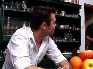 Kaksi homoa kuumenee kuuman kahvin äärellä