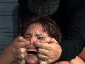 Hillitty huora saa isännän kyrviltä kyytiä. Hillitty huora