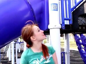 Ich ficke meine Muschi auf einem Spielplatz, gleite in die