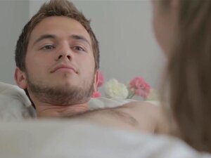 Schönes Nacktvideo mit einem Mann, der süße Muschi verehrt