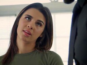 Muschileckte, straffe Titten-Süße wird leidenschaftlich auf der