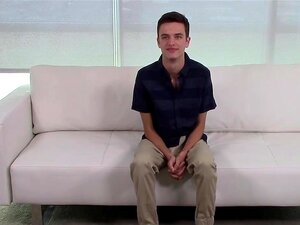 Christian James gibt sein Pornodebüt auf der Gay Castings Seite