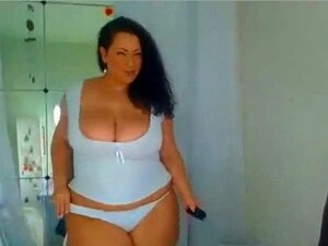 Sexy kurvige MILF mit riesigen Titten gibt einem Dildo einen schönen.