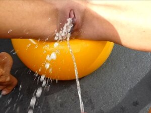 Äärimmäinen pissaleikkipari pitää hauskaa parvekkeella pissaten