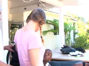 Une mignonne russe se fait baiser par des mecs noirs