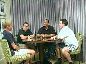 reife Schlampe nimmt es mit 4 Schwänzen auf und gewinnt!,