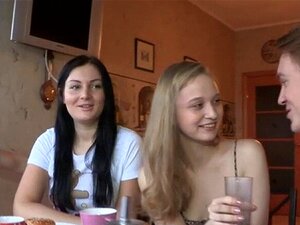 L'atteggiamento sporco della nostra ragazza eccita il suo partner per